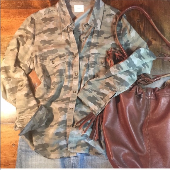 Tops - CAMO Shirt.  Worn ONCE✌🏼Ships same or next day!✈️